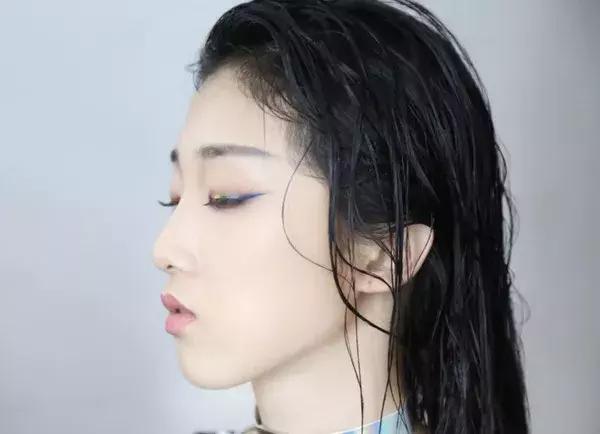 眼妆画的好,C位出道早,101女孩靠它被Pick