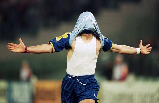 足球十大失败进球庆祝,实况足球怎样脱球衣庆祝