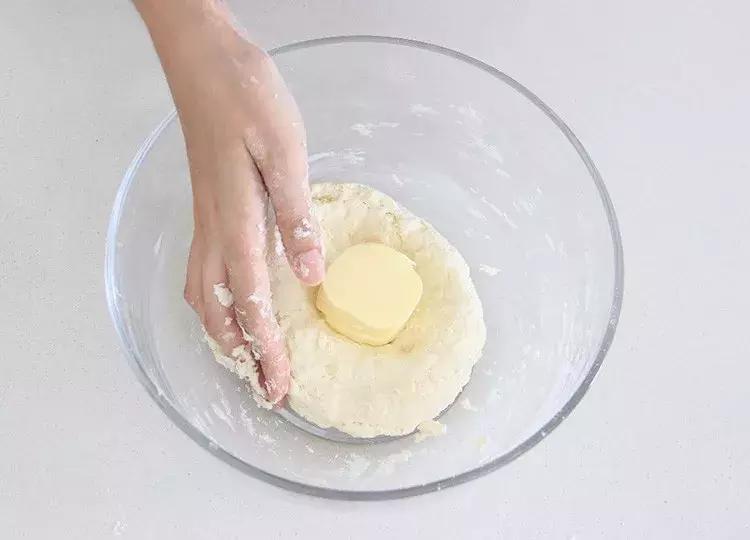 层层酥脆奶香浓郁太好吃了,榴莲酥有层次的酥皮