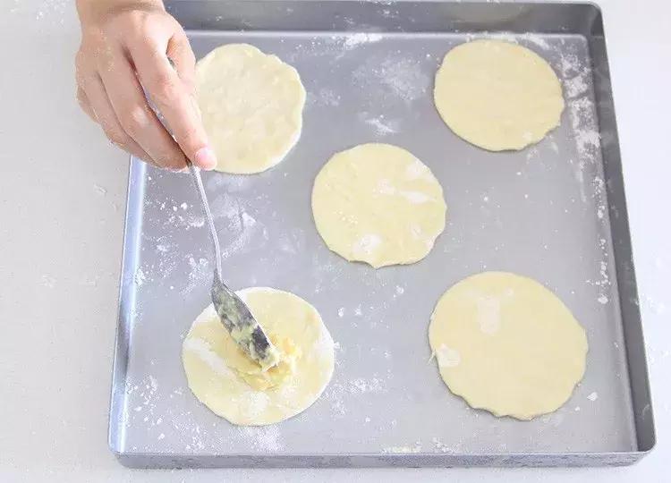 层层酥脆奶香浓郁太好吃了,榴莲酥有层次的酥皮