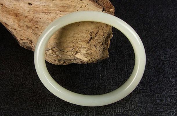 白玉光手镯怎么选,日月昌珠宝图片