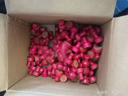 警方抓获一制售假货团伙,警方查获特大卖假货团伙