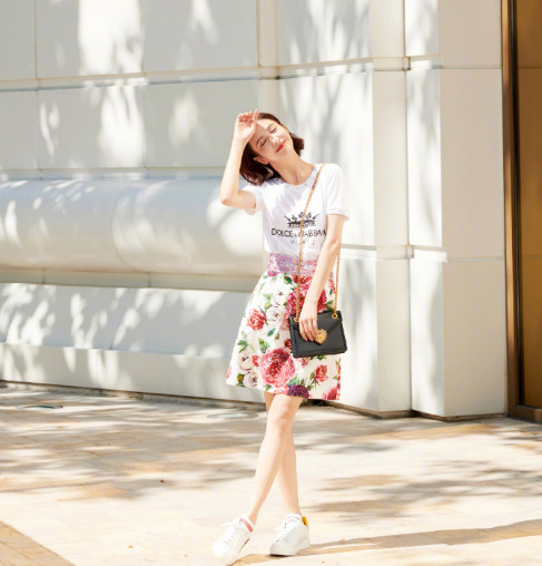 佟丽娅的纸尿裤造型火了，这样的时尚你敢追吗？