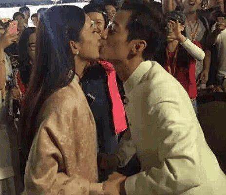 拍吻戏时，明星万一起了生理反应了怎么办？导演的这招真狠！