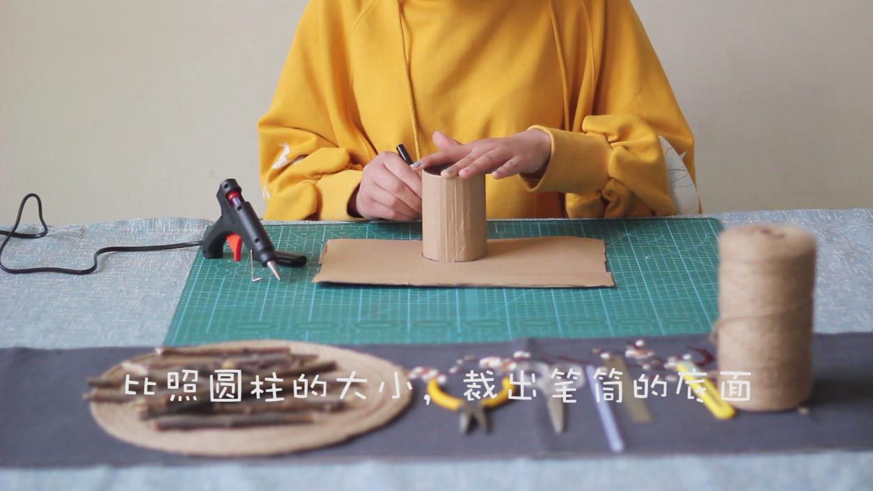 这么好看的田园风笔筒，原来是用快递盒和枯树枝做的，复古文艺范