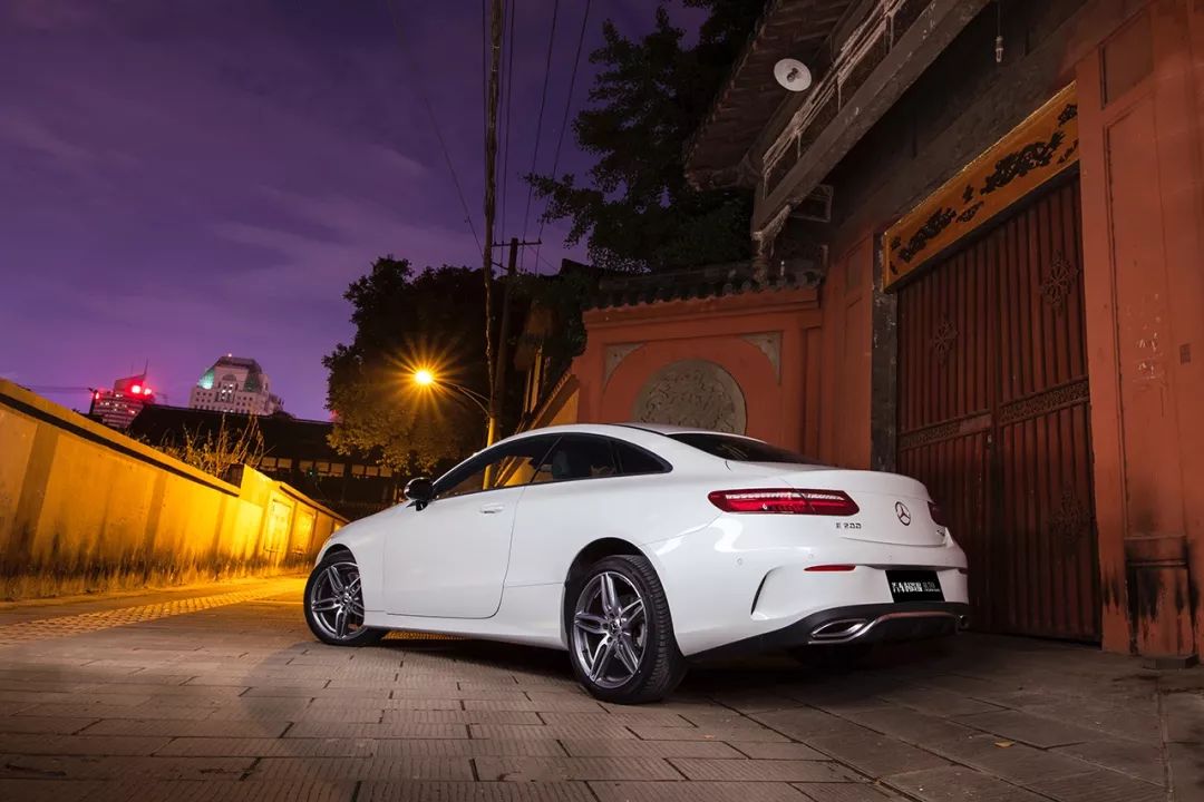 10年奔驰e200试驾视频,夜空中最亮的星惊艳版