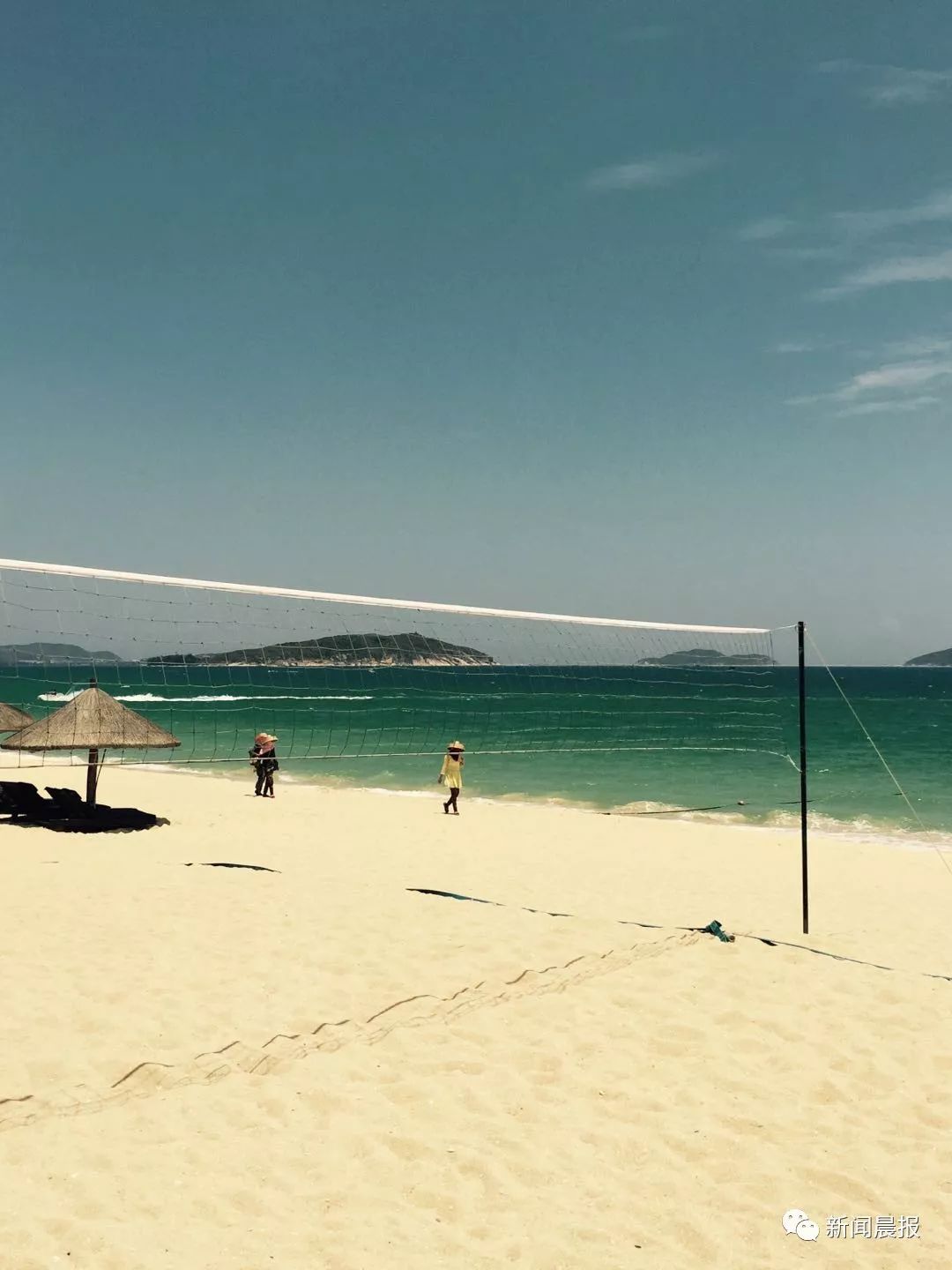 女子海边散步,女子在海边拍照被海浪吹走