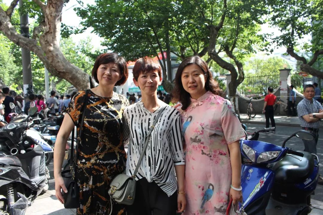 送苏州女人一件苏式旗袍就行了,如果不行就两件……