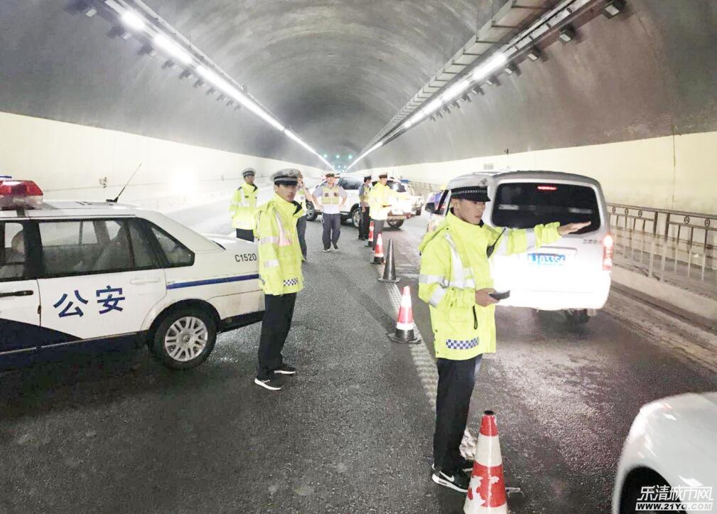 交警夜间严查酒驾,交警开展夜间查酒驾