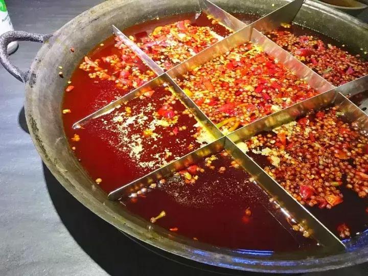 重庆火锅跟四川火锅有什么区别吗,重庆火锅和四川火锅什么区别