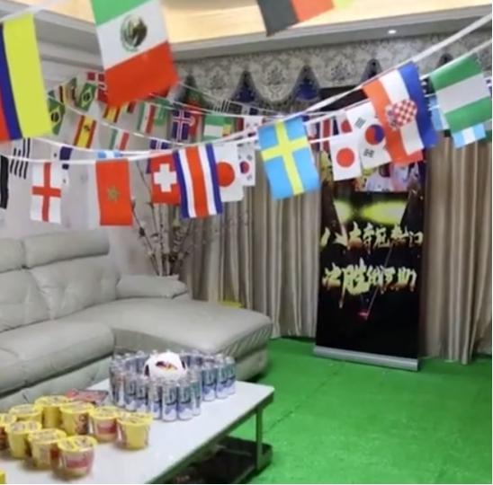 为球迷男友准备泡面零食，都比不上送一件C罗亲笔签名球衣！