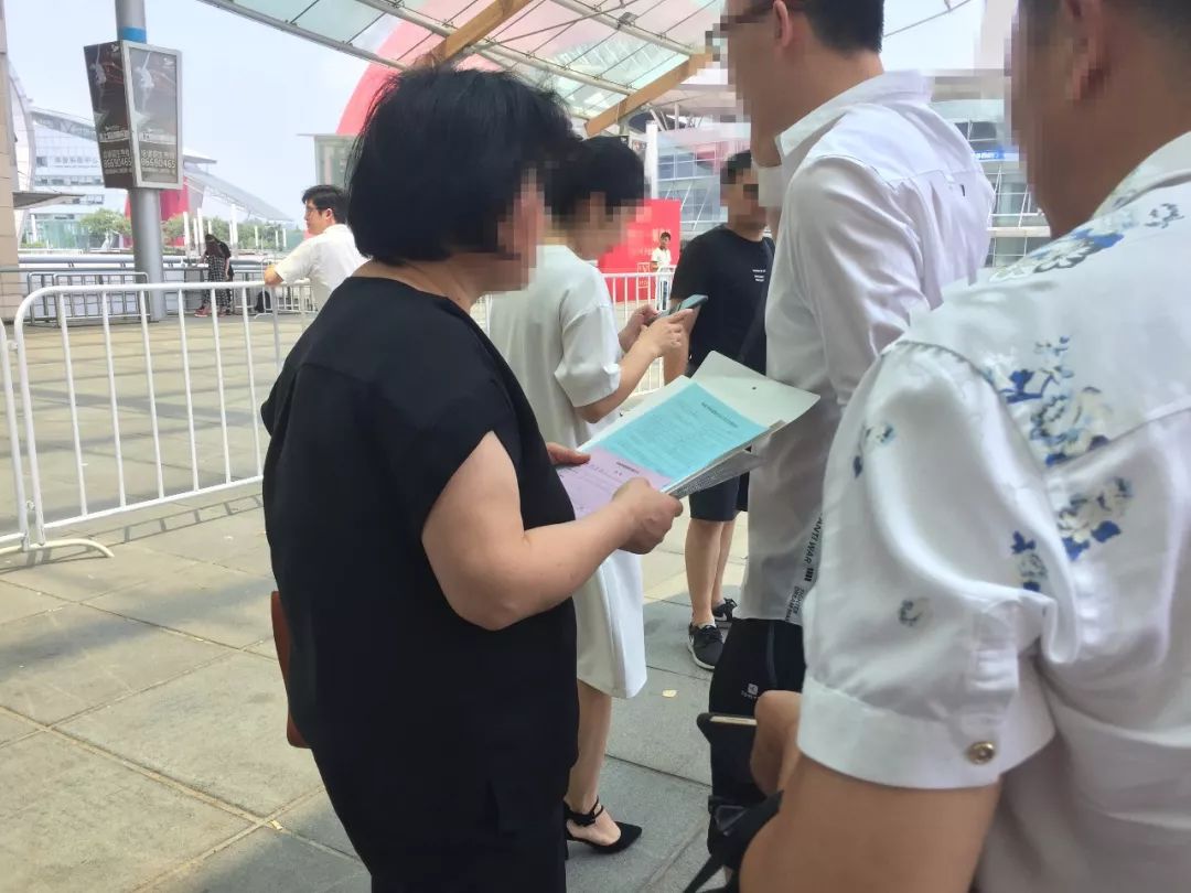 河西开盘：现场踢足球，弄错号码喊来警察，还有盘首付降至三成……