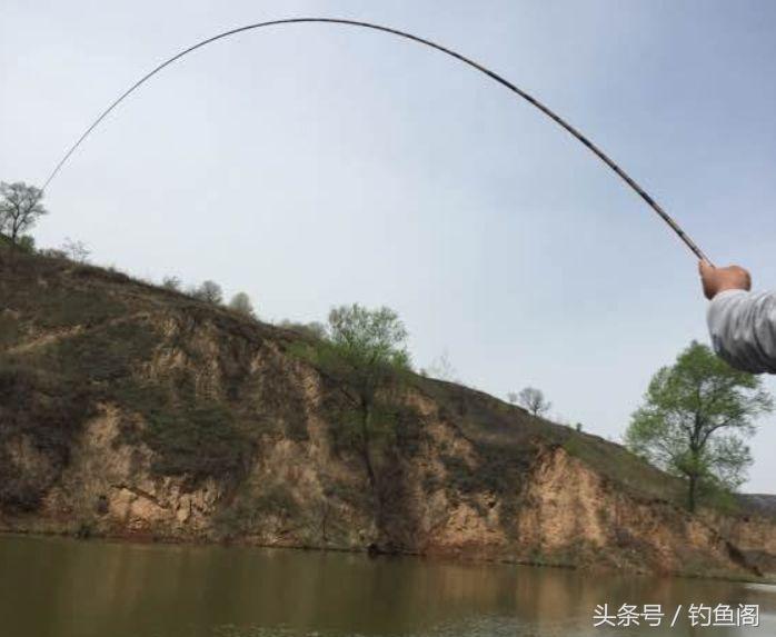钓鱼上大鱼技巧手法,钓鱼怎么控鱼技巧和手法