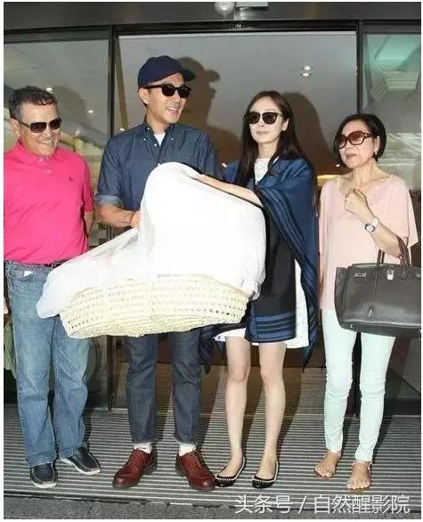 陈慧琳回应代孕风波，曝老公吸自己母乳，直言要脱衣服给看刀割