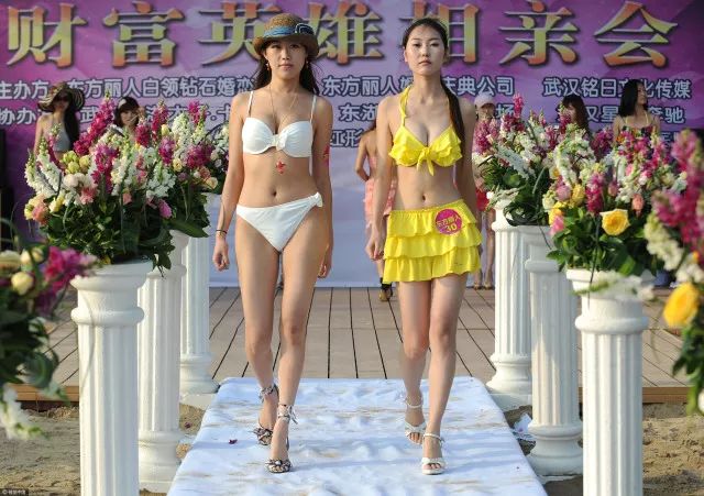 穿比基尼的中国姑娘:姐穿的是自由