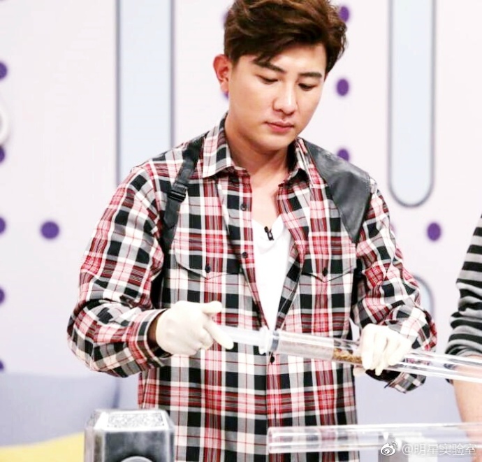 品质担当大左携手偶像少年开启福利狂欢精彩不输世界杯红包雨