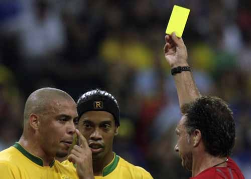 足球比赛的红黄牌是怎么来的啊,足球史上最大红黄牌