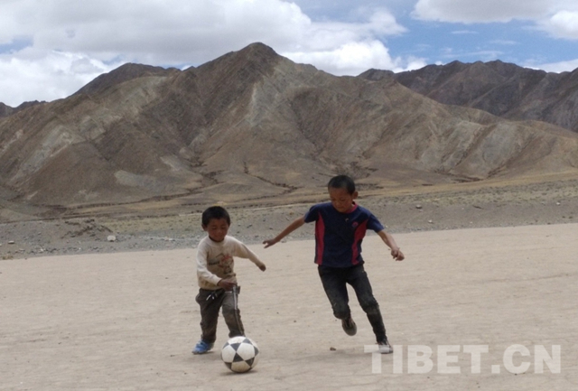 没有专业球鞋却怀揣闪亮梦想雅江边足球小将“预热”世界杯