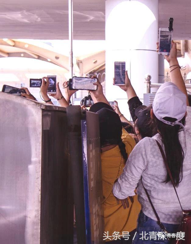 戏子当道，英雄无人问津，粉丝：每月花6000追星半年逃课9次接机