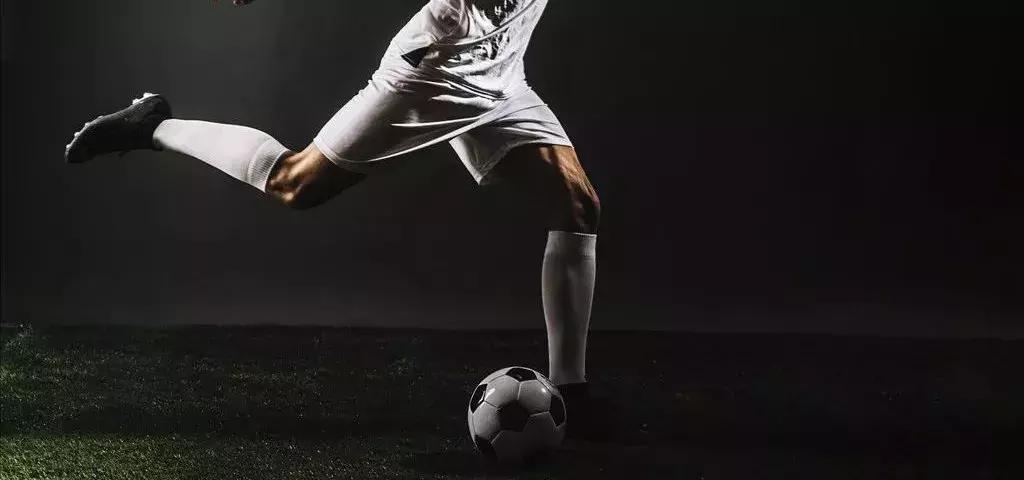 足球运动员体力充沛的训练方法,足球运动员需要练哪些力量