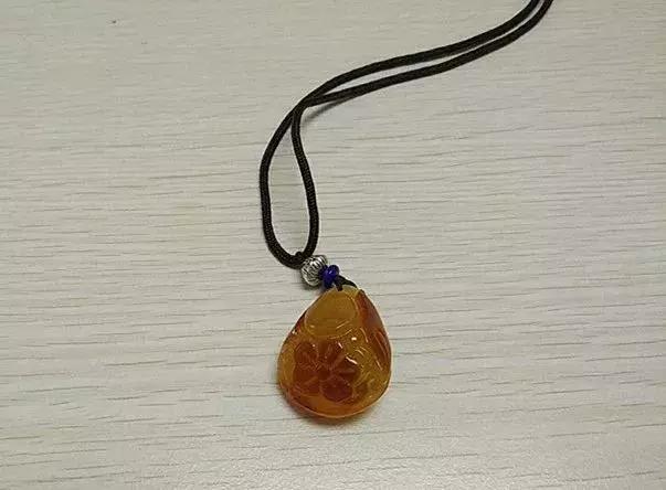 吊坠扣头绳子绑法,有金扣头的吊坠如何绑绳子