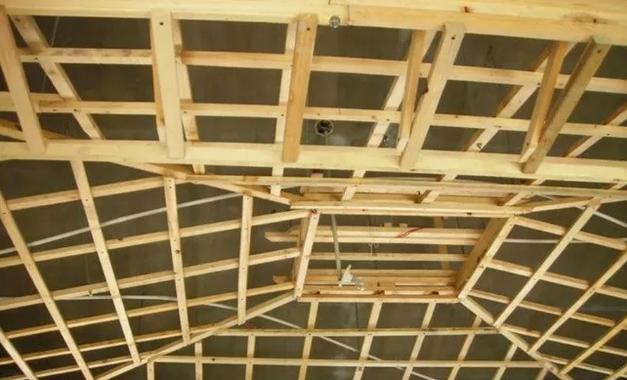 轻钢龙骨与木龙骨在选择上的利弊,吊顶选择轻钢龙骨还是木龙骨