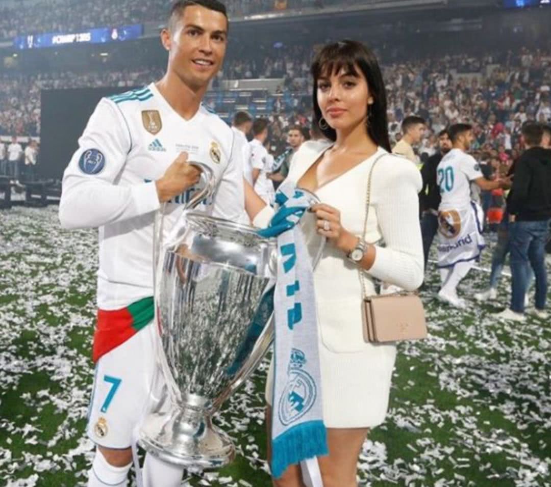 世界杯昨夜让30亿女人疯狂的他，竟独宠一个小保姆