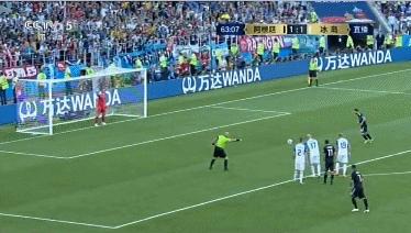 梅西现在是不是超越c罗了,梅西也曾经历过低谷永不放弃