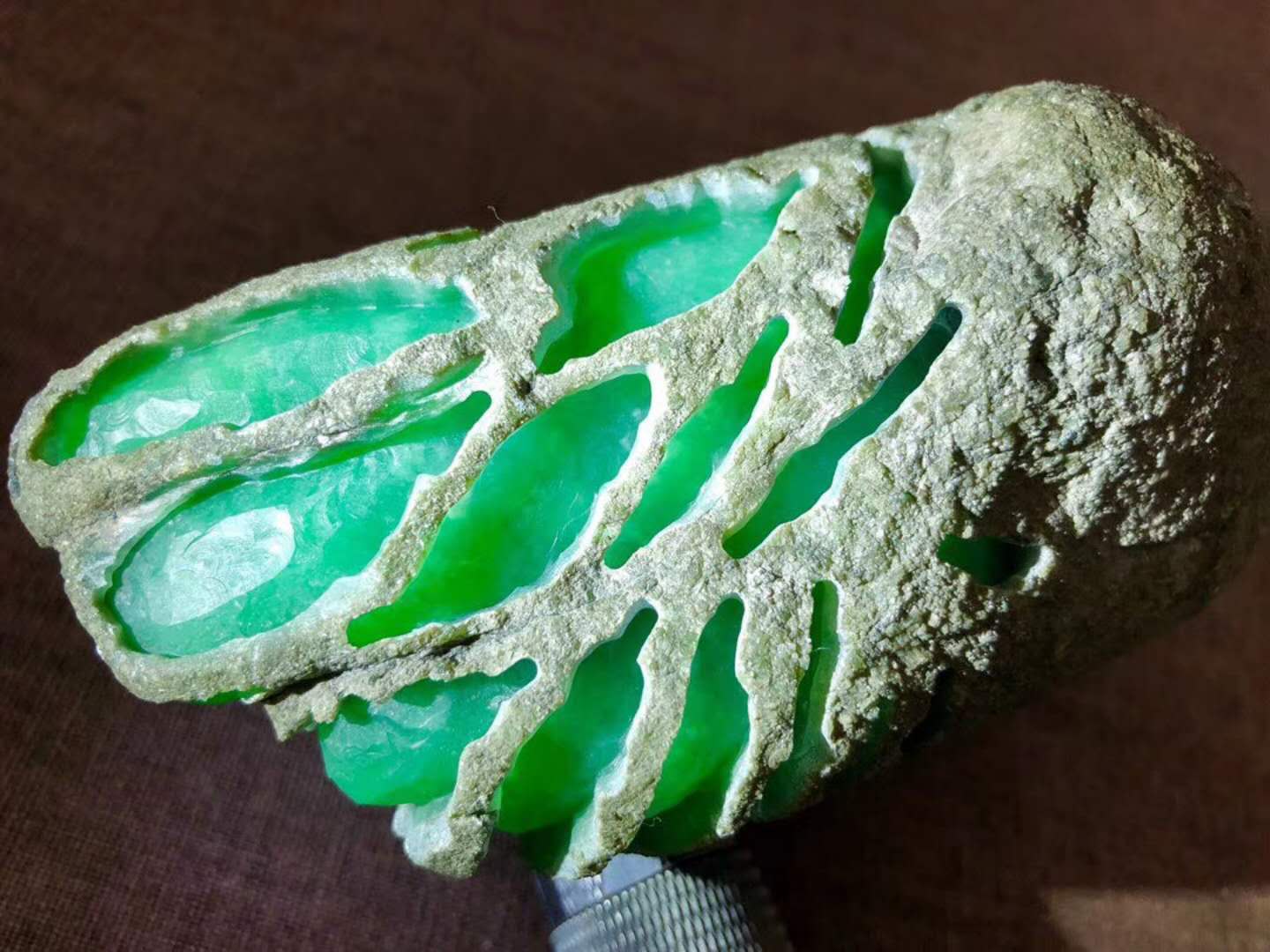 翡翠内幕缅料,翡翠原石揭秘高绿背后的陷阱