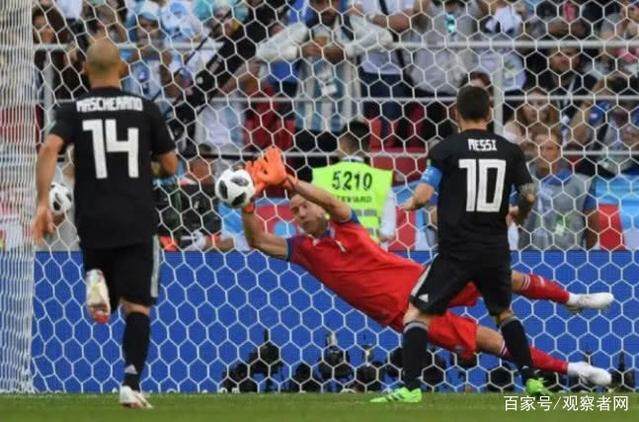 梅西点球被冰岛扑出,冰岛扑出梅西点球瞬间