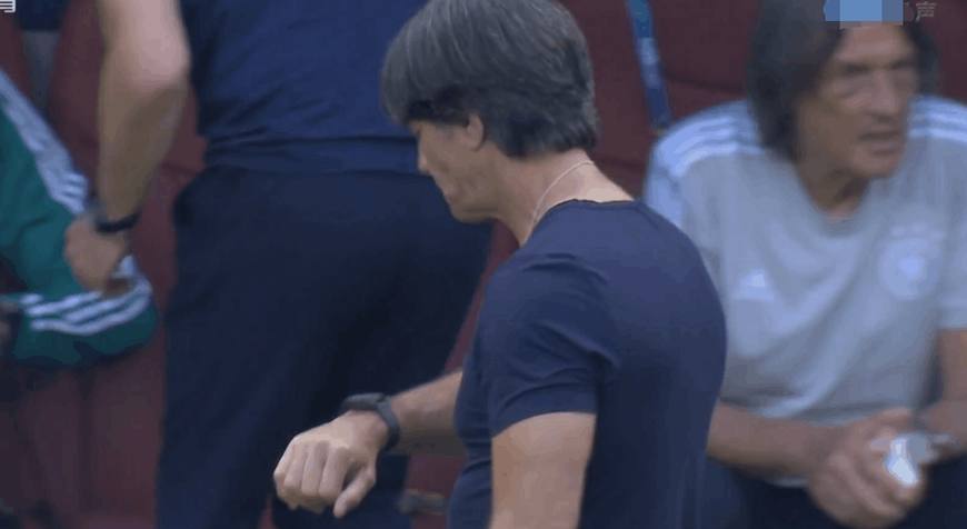 赢球就像过年！墨西哥美女球迷手舞足蹈，而勒夫这组动作很尴尬