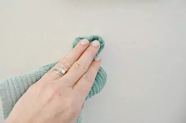 白墙弄脏了怎么把它变白不用白酒,白墙孩子给弄脏了有什么能变白