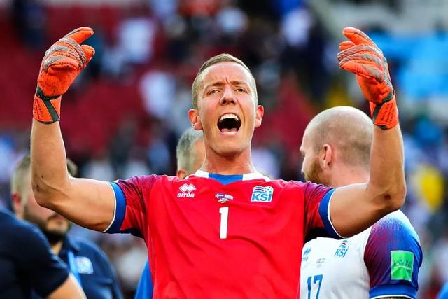 世界杯梅西被撞倒教练,世界杯梅西被铲倒