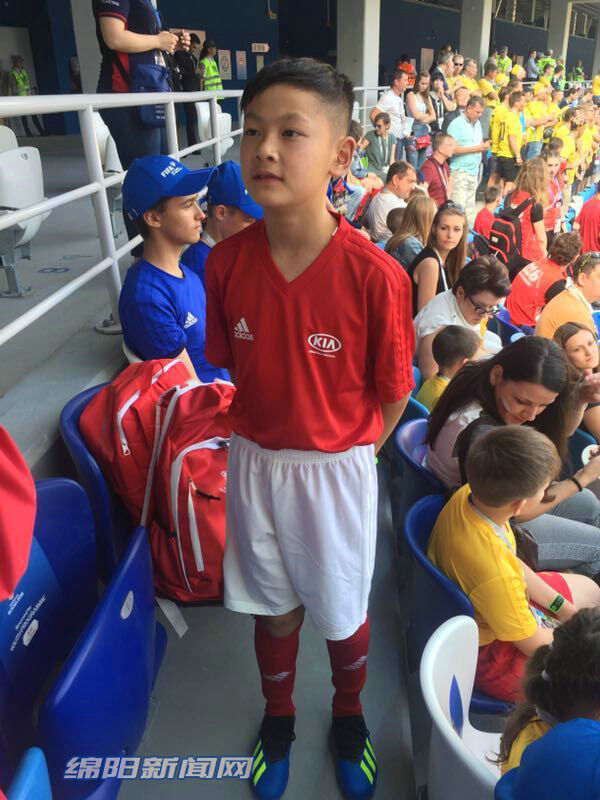 绵阳小朋友参加世界杯,绵阳小孩打球