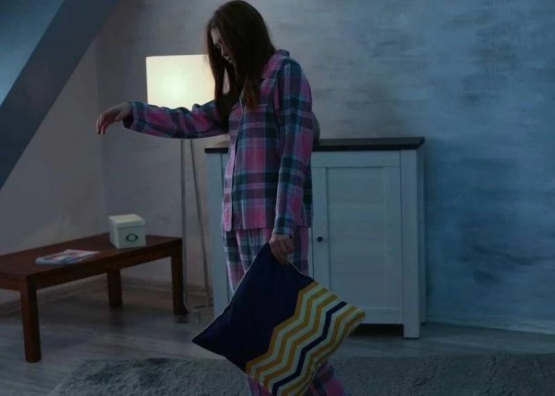 孩子梦游如何叫醒,梦游的小孩可以在他梦游前叫醒吗