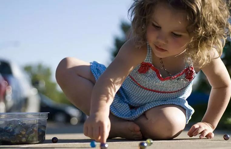 小孩往身体里塞弹珠,小女孩玩磁力珠不小心塞进鼻子里