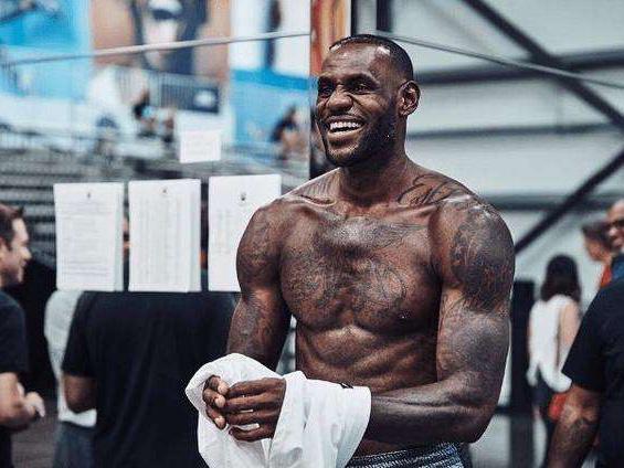 足球最帅的球星c罗,足球巨星c罗身材