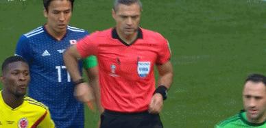 上场不到3秒被裁判红牌罚下,开场3秒被黄牌罚下