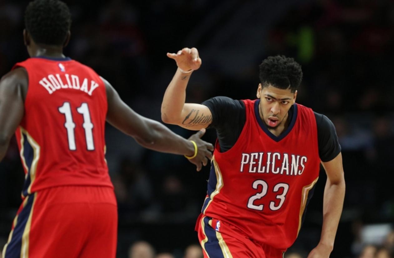 为什么足球运动员球衣内还穿背心,为什么踢足球穿短袖打篮球穿无袖