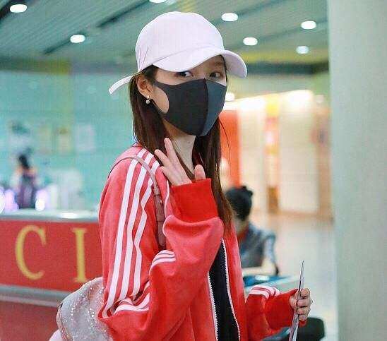 迪丽热巴粉色运动装,杨幂迪丽热巴的衣服