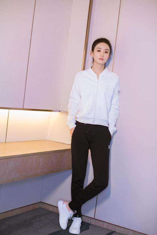 杨幂迪丽热巴黑色衣服,迪丽热巴穿杨幂同款卫衣现身