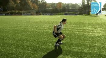 踢球注意脚不要受伤,踢球前热身多久合适