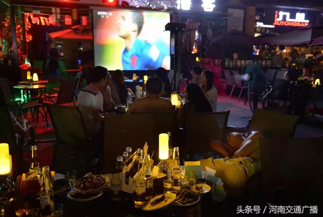 球赛啤酒小龙虾,看球喝啤酒