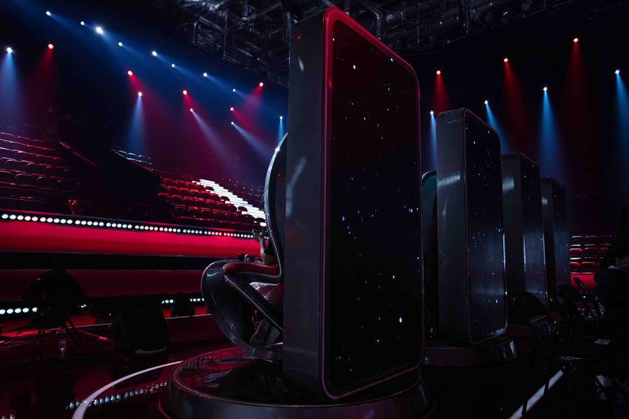 谢霆锋周杰伦李健庾澄庆开场合唱,中国新歌声周杰伦李健谢霆锋哈林