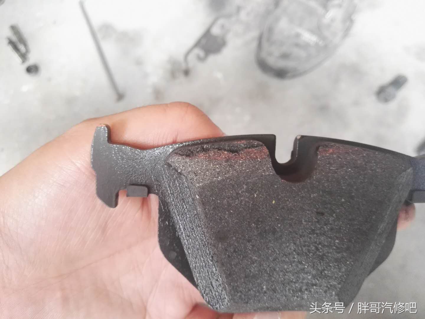 踩刹车异响胖哥,一踩刹车左前轮就吱吱吱的响