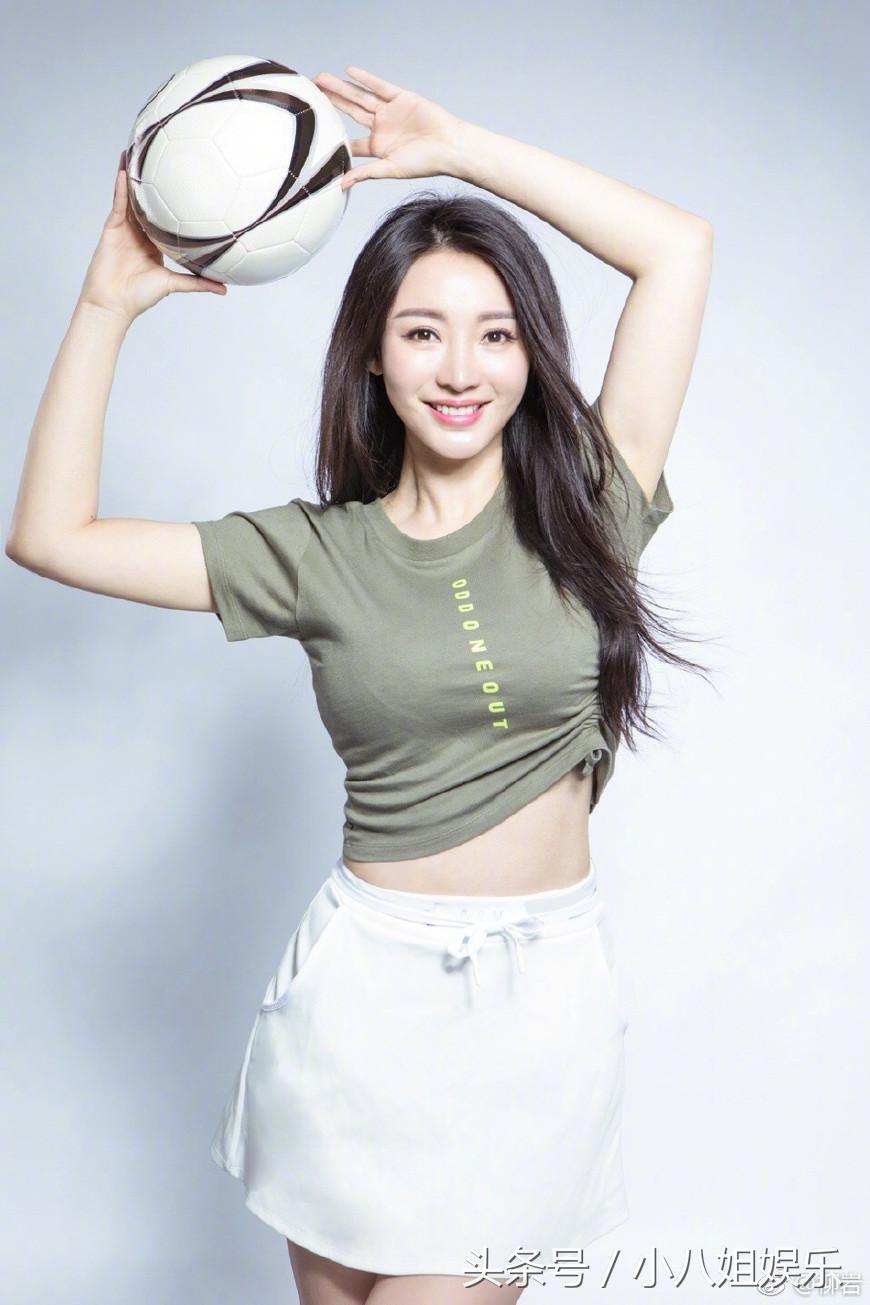 柳岩大片霸气凹造型,柳岩微博晒度假照秀小蛮腰