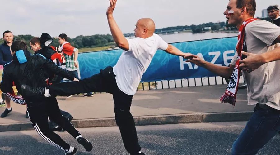 俄罗斯暴打英国足球流氓,俄罗斯足球怎么这么强