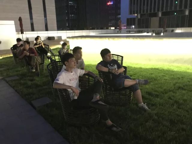 在公司露台看球！室内还是室外？pick一下