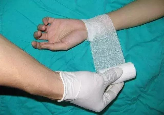 足球史上最可怕的重伤,足球场上恐怖的受伤瞬间断腿