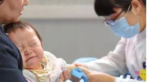 小孩发烧嘴里起泡有疹子,小孩发烧流感嘴巴起了好多溃疡